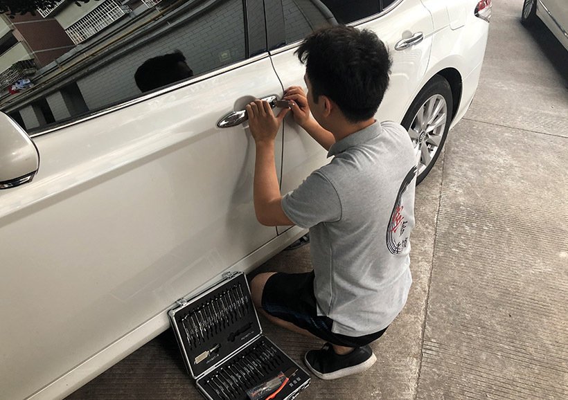 汽車鑰匙忘在車?yán)锖筌囬T開(kāi)鎖小技巧分享